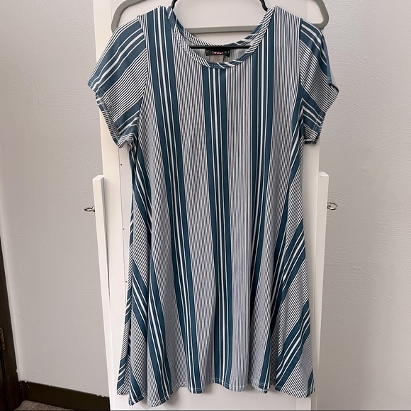 Discreet blue/white stripe dress - Picture 1 of 4